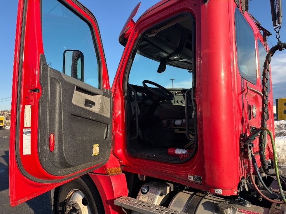 Day Cab Tractor-Heavy Duty Tractors-Freightliner-2019-T12664ST-Linden-NJ-333,999\n\t\tmiles-$ 42,500 - Image 9