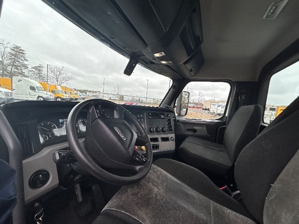 Day Cab Tractor-Heavy Duty Tractors-Freightliner-2019-T12664ST-Linden-NJ-352,045\n\t\tmiles-$ 5,001 - Image 10