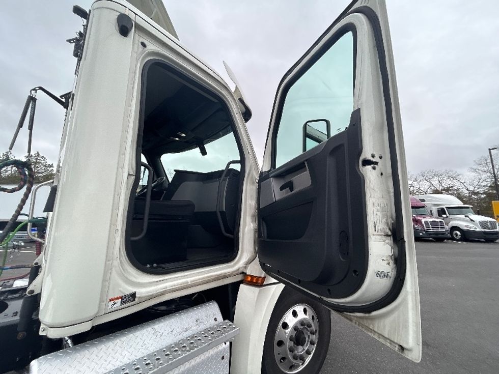 Day Cab Tractor-Heavy Duty Tractors-Freightliner-2019-T12664ST-Linden-NJ-352,045\n\t\tmiles-$ 5,001 - Image 12