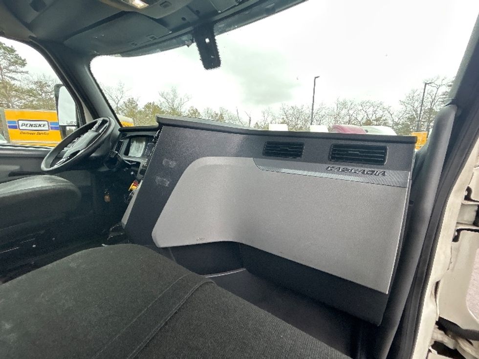 Day Cab Tractor-Heavy Duty Tractors-Freightliner-2019-T12664ST-Linden-NJ-352,045\n\t\tmiles-$ 5,001 - Image 13