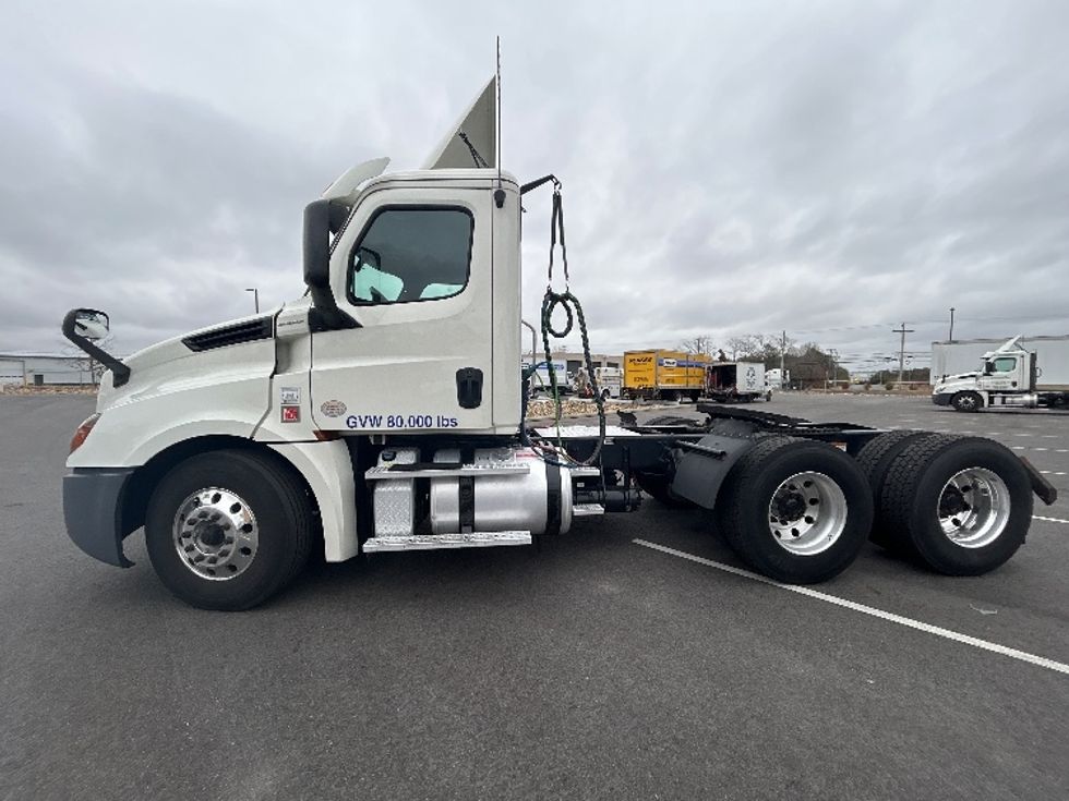 Day Cab Tractor-Heavy Duty Tractors-Freightliner-2019-T12664ST-Linden-NJ-352,045\n\t\tmiles-$ 5,001 - Image 4
