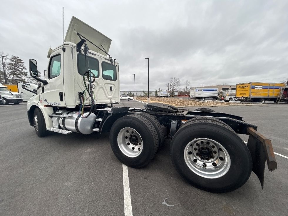 Day Cab Tractor-Heavy Duty Tractors-Freightliner-2019-T12664ST-Linden-NJ-352,045\n\t\tmiles-$ 5,001 - Image 5