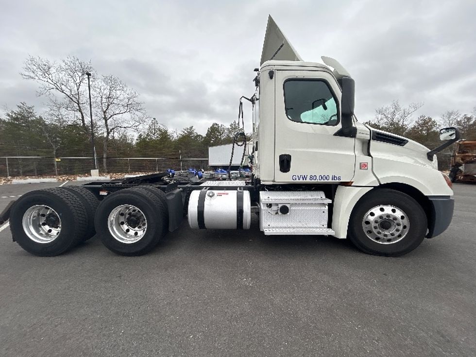 Day Cab Tractor-Heavy Duty Tractors-Freightliner-2019-T12664ST-Linden-NJ-352,045\n\t\tmiles-$ 5,001 - Image 8