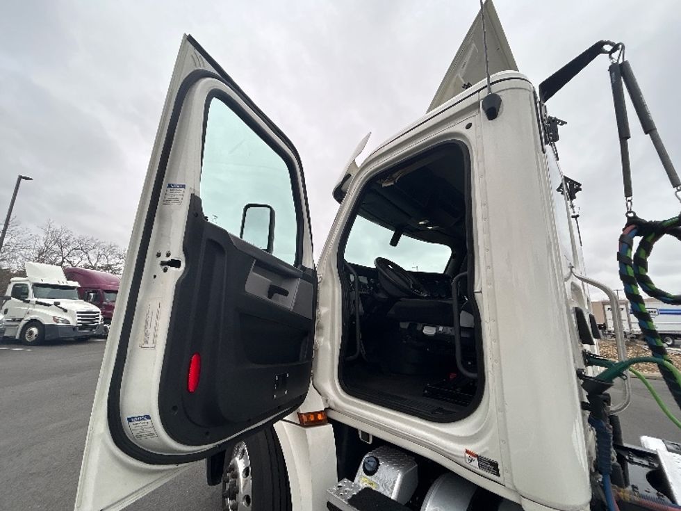 Day Cab Tractor-Heavy Duty Tractors-Freightliner-2019-T12664ST-Linden-NJ-352,045\n\t\tmiles-$ 5,001 - Image 9