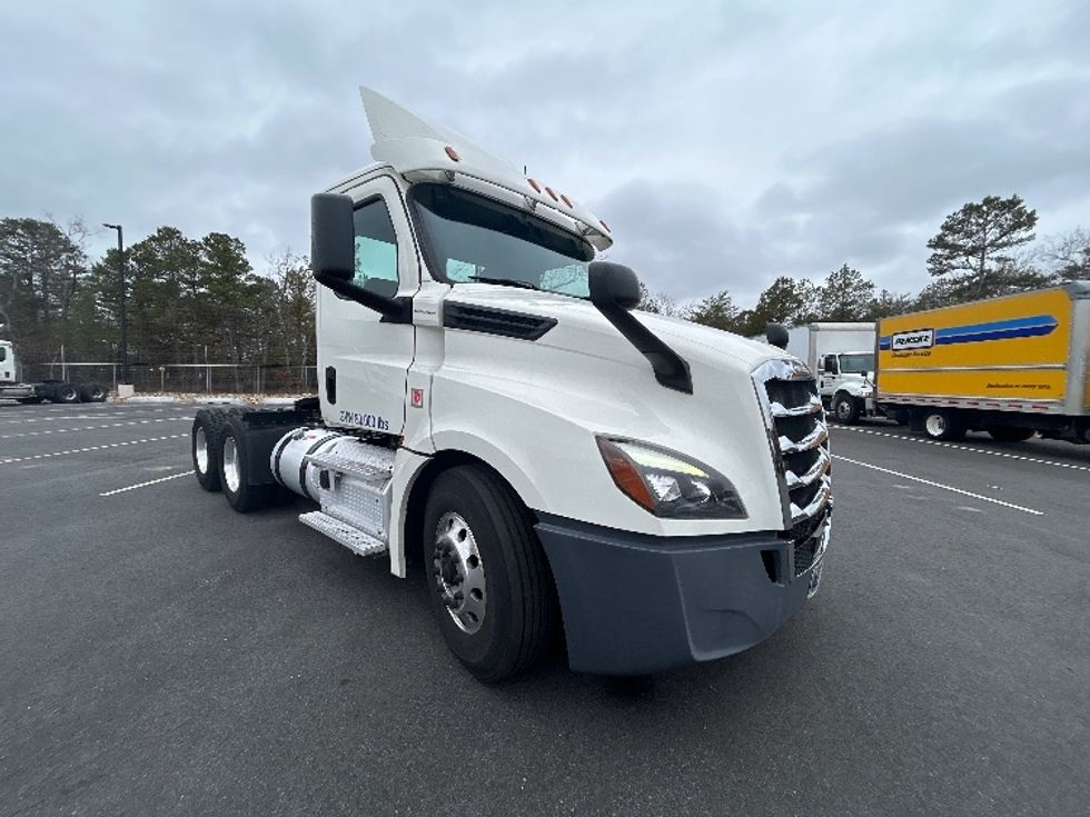 Day Cab Tractor-Heavy Duty Tractors-Freightliner-2019-T12664ST-Linden-NJ-394,022\n\t\tmiles-$ 44,000 - Image 1