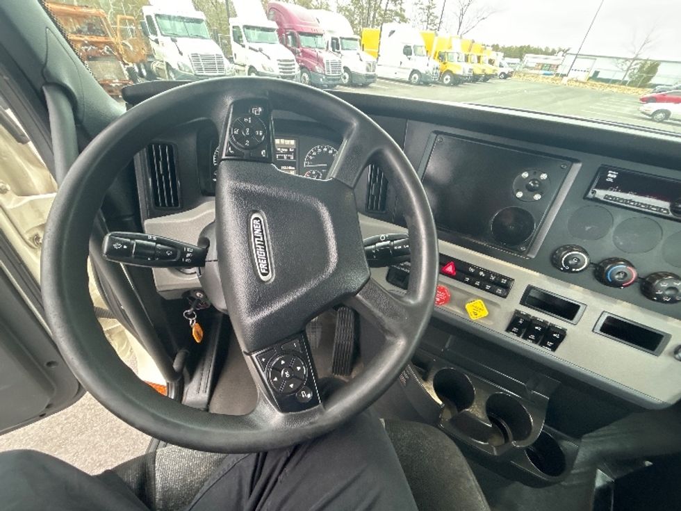 Day Cab Tractor-Heavy Duty Tractors-Freightliner-2019-T12664ST-Linden-NJ-394,022\n\t\tmiles-$ 44,000 - Image 11