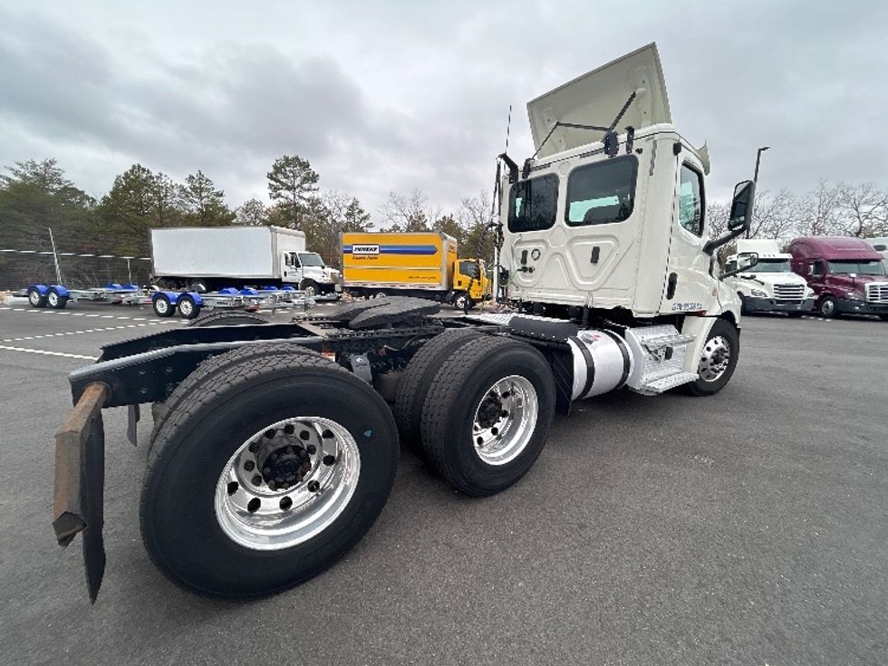 Day Cab Tractor-Heavy Duty Tractors-Freightliner-2019-T12664ST-Linden-NJ-394,022\n\t\tmiles-$ 44,000 - Image 7