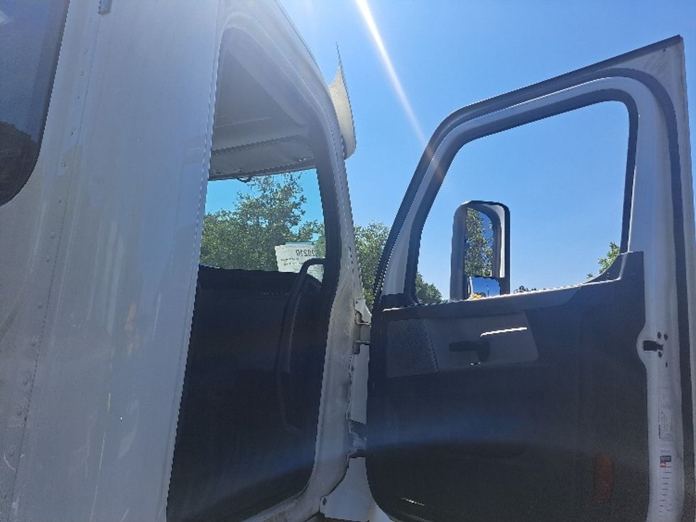 Day Cab Tractor-Heavy Duty Tractors-Freightliner-2019-T12664ST-Lithia Springs-GA-364,682\n\t\tmiles-$ 50,000 - Image 12