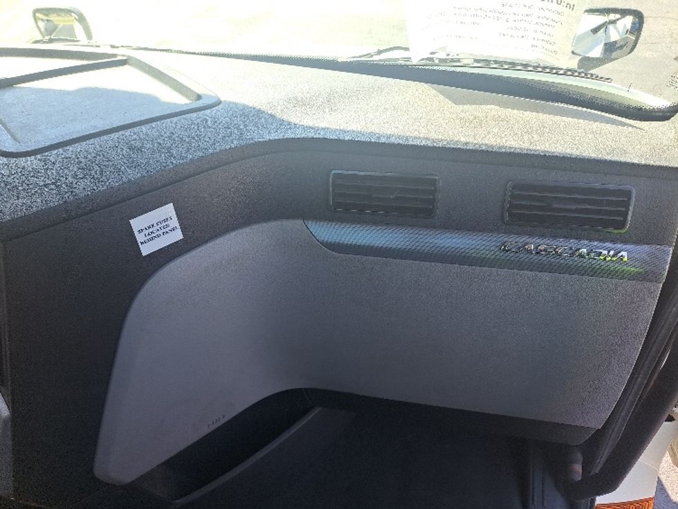 Day Cab Tractor-Heavy Duty Tractors-Freightliner-2019-T12664ST-Lithia Springs-GA-364,682\n\t\tmiles-$ 50,000 - Image 13