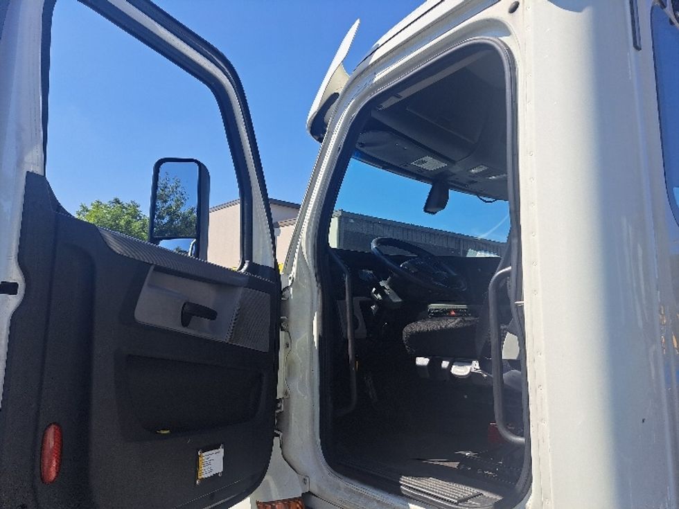 Day Cab Tractor-Heavy Duty Tractors-Freightliner-2019-T12664ST-Lithia Springs-GA-364,682\n\t\tmiles-$ 50,000 - Image 9