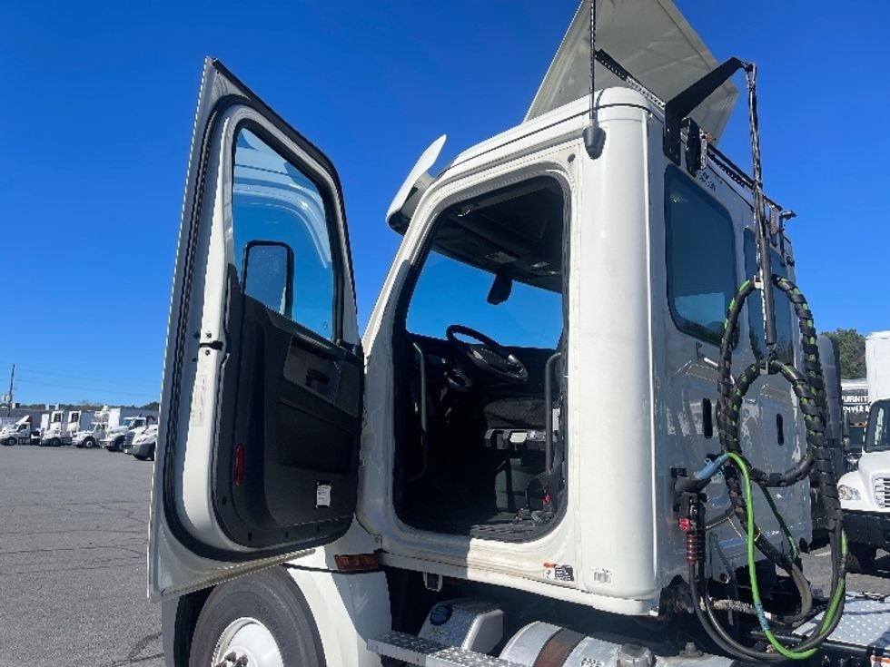 Day Cab Tractor-Heavy Duty Tractors-Freightliner-2019-T12664ST-Little Rock-AR-302,570\n\t\tmiles-$ 65,000 - Image 9
