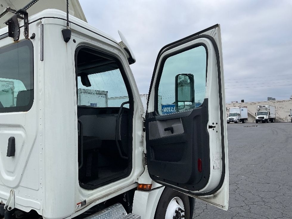 Day Cab Tractor-Heavy Duty Tractors-Freightliner-2019-T12664ST-Little Rock-AR-423,708\n\t\tmiles-$ 45,000 - Image 12