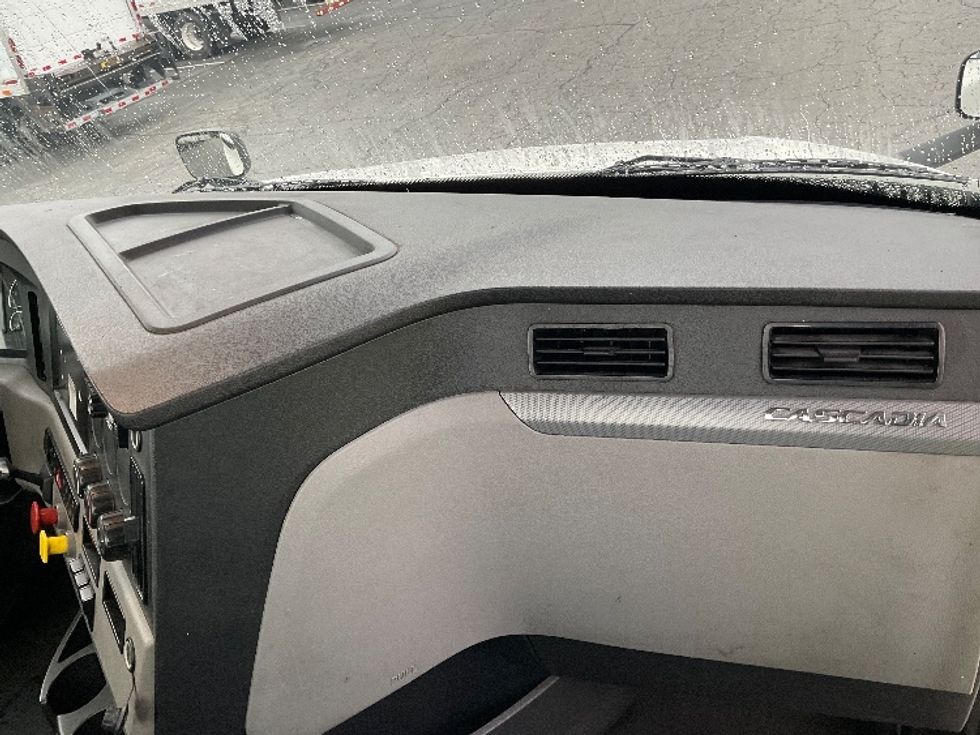 Day Cab Tractor-Heavy Duty Tractors-Freightliner-2019-T12664ST-Little Rock-AR-423,708\n\t\tmiles-$ 45,000 - Image 13