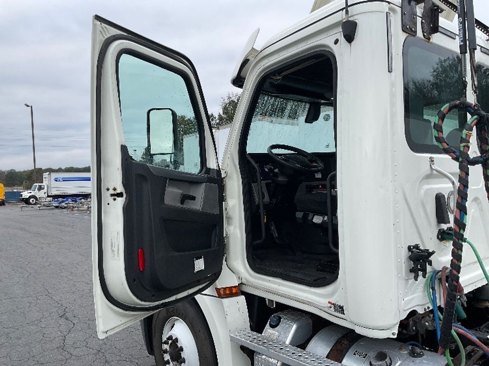 Day Cab Tractor-Heavy Duty Tractors-Freightliner-2019-T12664ST-Little Rock-AR-423,708\n\t\tmiles-$ 45,000 - Image 9