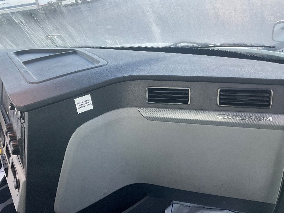 Day Cab Tractor-Heavy Duty Tractors-Freightliner-2019-T12664ST-Little Rock-AR-533,250\n\t\tmiles-$ 37,250 - Image 13