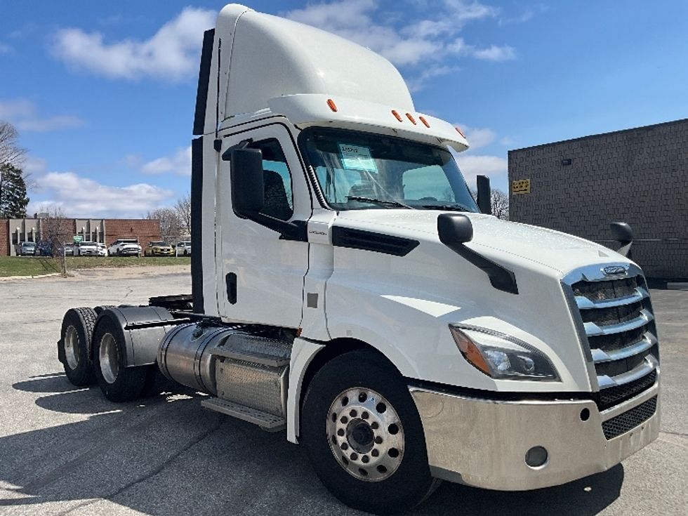 Day Cab Tractor-Heavy Duty Tractors-Freightliner-2019-T12664ST-London-ON-486,026\n\t\tkm-$ 55,500 - Image 1