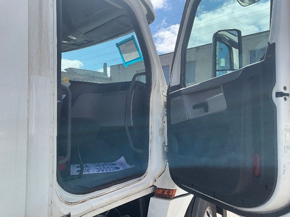 Day Cab Tractor-Heavy Duty Tractors-Freightliner-2019-T12664ST-London-ON-486,026\n\t\tkm-$ 55,500 - Image 12