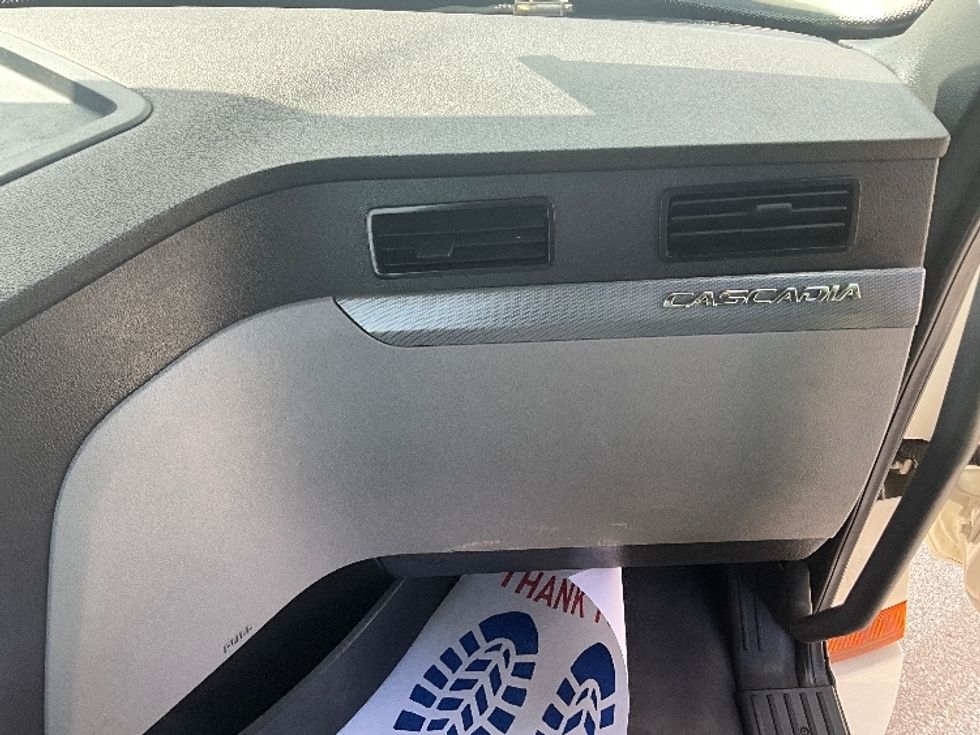 Day Cab Tractor-Heavy Duty Tractors-Freightliner-2019-T12664ST-London-ON-486,026\n\t\tkm-$ 55,500 - Image 13