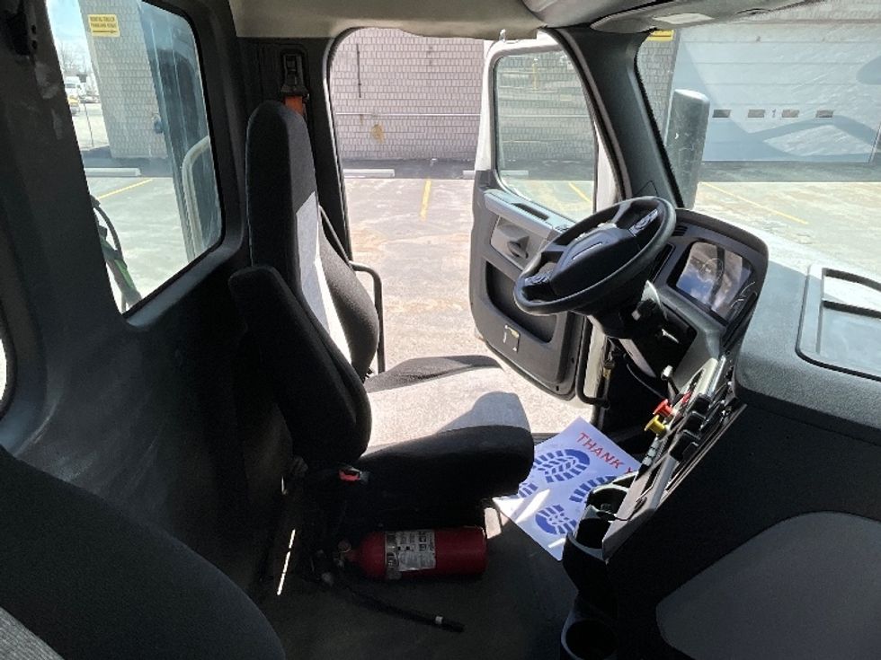 Day Cab Tractor-Heavy Duty Tractors-Freightliner-2019-T12664ST-London-ON-486,026\n\t\tkm-$ 55,500 - Image 14