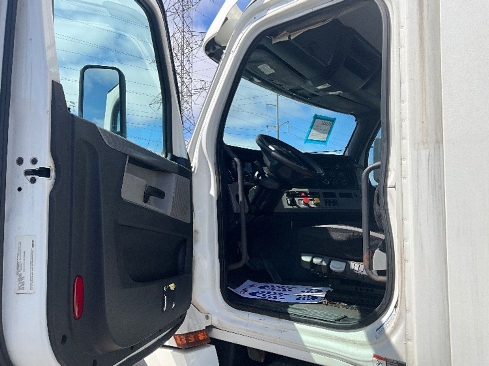 Day Cab Tractor-Heavy Duty Tractors-Freightliner-2019-T12664ST-London-ON-486,026\n\t\tkm-$ 55,500 - Image 9