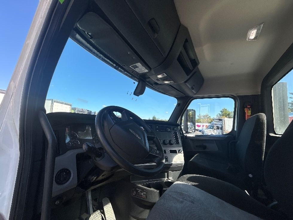 Day Cab Tractor-Heavy Duty Tractors-Freightliner-2019-T12664ST-Londonderry-NH-210,000\n\t\tmiles-$ 50,000 - Image 10