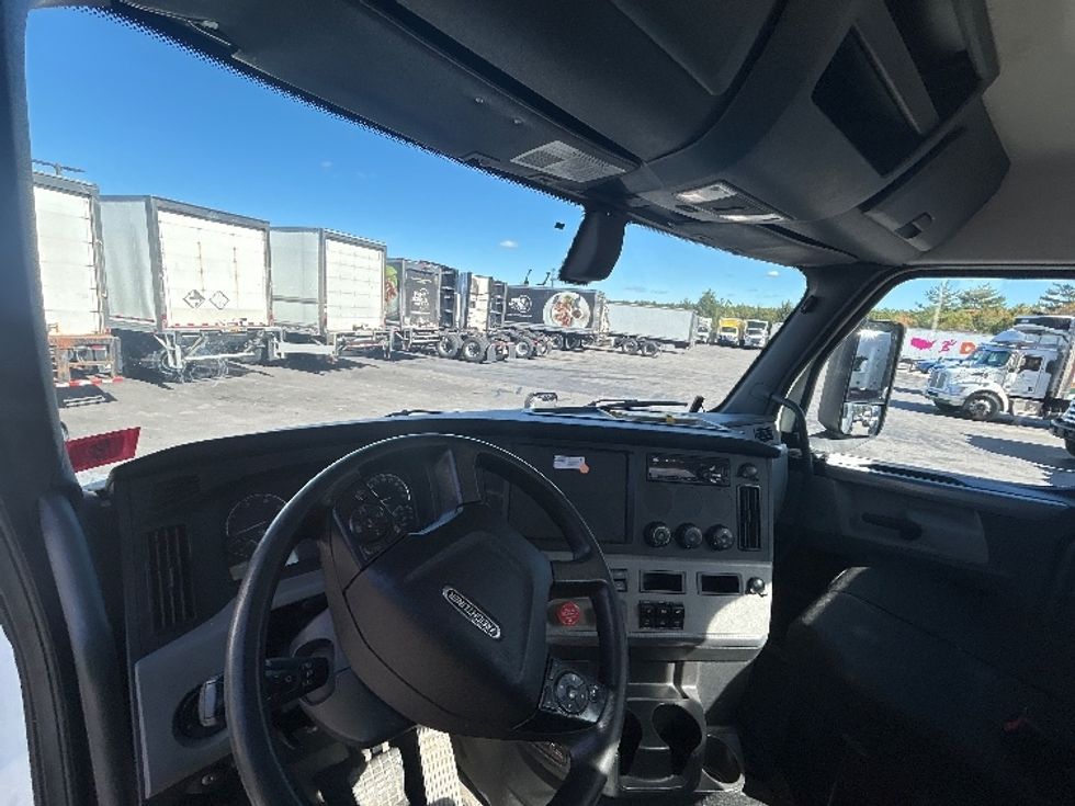 Day Cab Tractor-Heavy Duty Tractors-Freightliner-2019-T12664ST-Londonderry-NH-210,000\n\t\tmiles-$ 50,000 - Image 11