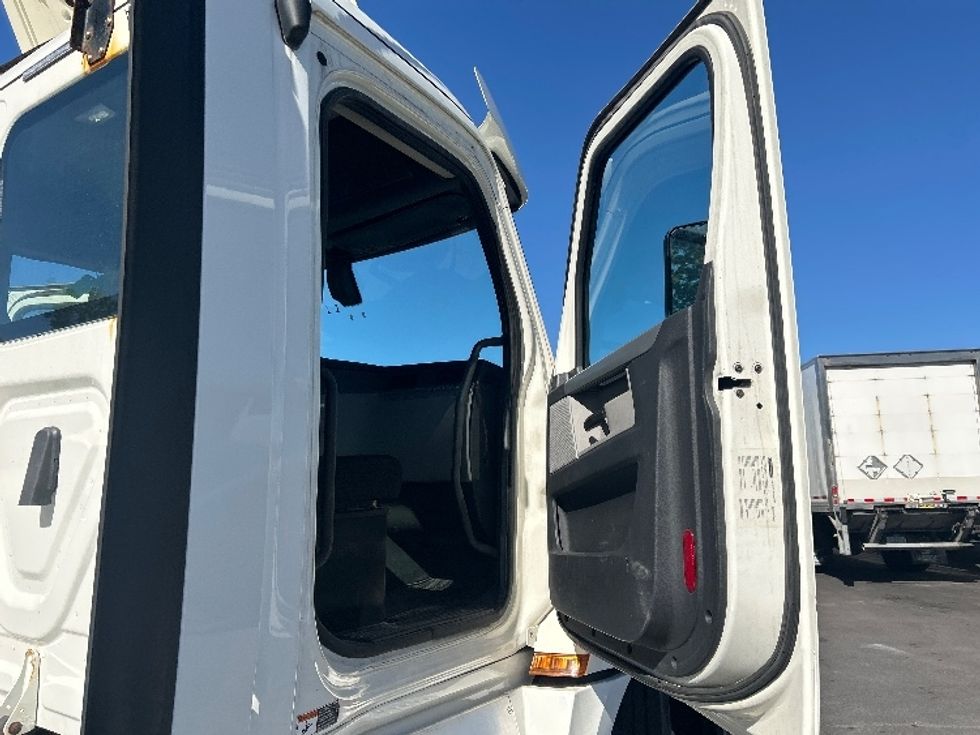 Day Cab Tractor-Heavy Duty Tractors-Freightliner-2019-T12664ST-Londonderry-NH-210,000\n\t\tmiles-$ 50,000 - Image 12