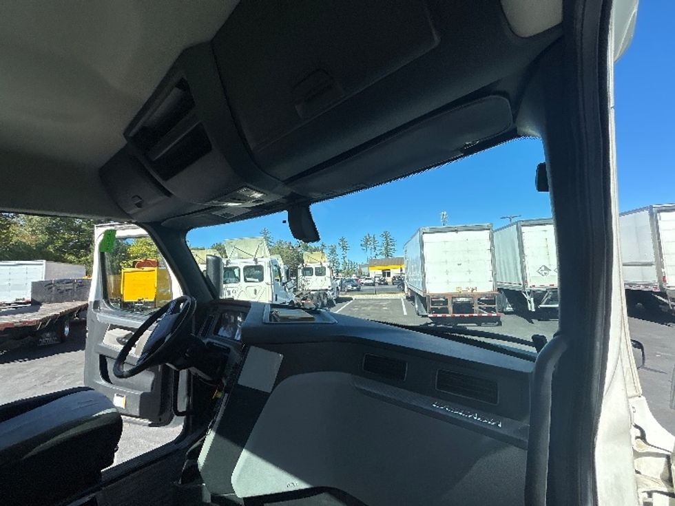 Day Cab Tractor-Heavy Duty Tractors-Freightliner-2019-T12664ST-Londonderry-NH-210,000\n\t\tmiles-$ 50,000 - Image 13