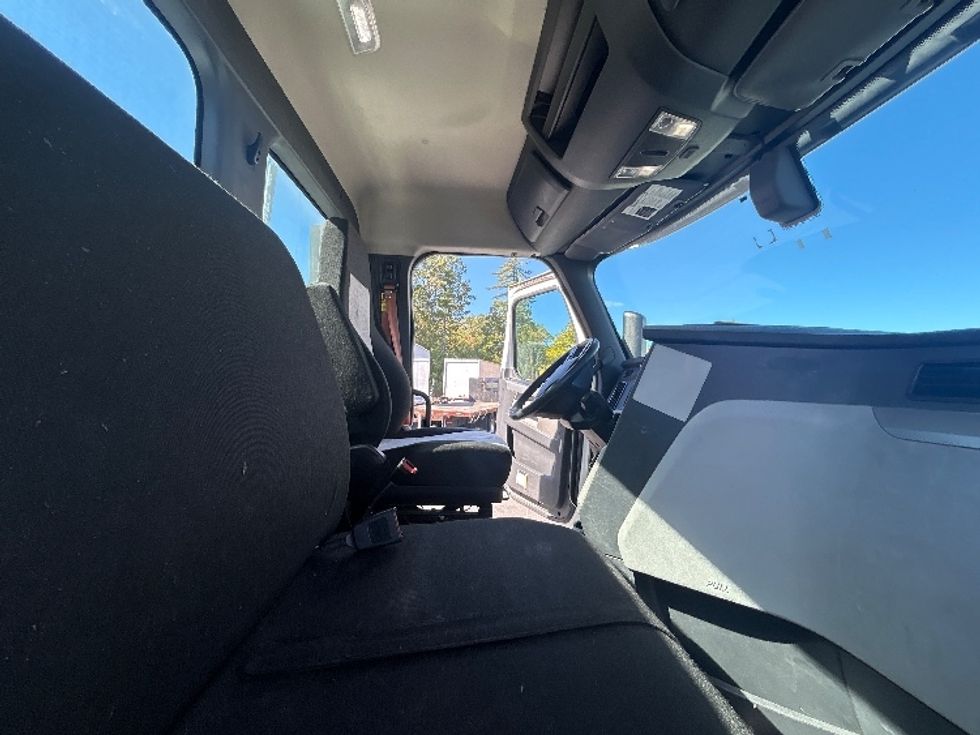 Day Cab Tractor-Heavy Duty Tractors-Freightliner-2019-T12664ST-Londonderry-NH-210,000\n\t\tmiles-$ 50,000 - Image 14