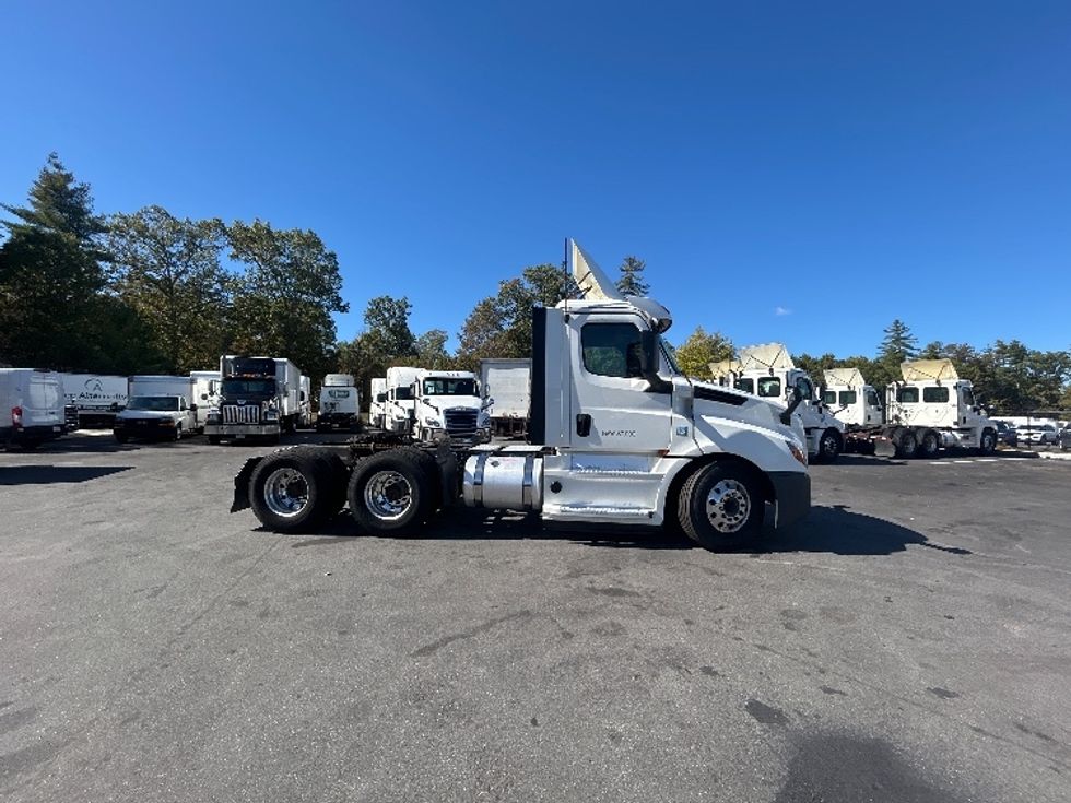 Day Cab Tractor-Heavy Duty Tractors-Freightliner-2019-T12664ST-Londonderry-NH-210,000\n\t\tmiles-$ 50,000 - Image 8