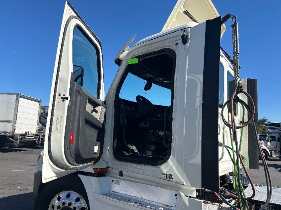 Day Cab Tractor-Heavy Duty Tractors-Freightliner-2019-T12664ST-Londonderry-NH-210,000\n\t\tmiles-$ 50,000 - Image 9