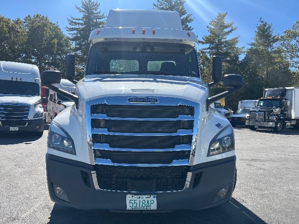 Day Cab Tractor-Heavy Duty Tractors-Freightliner-2019-T12664ST-Londonderry-NH-212,450\n\t\tmiles-$ 34,250 - Image 2