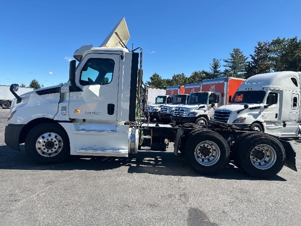 Day Cab Tractor-Heavy Duty Tractors-Freightliner-2019-T12664ST-Londonderry-NH-212,450\n\t\tmiles-$ 34,250 - Image 4