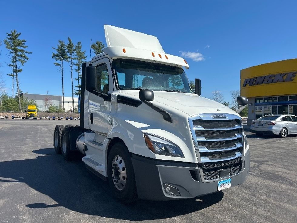 Day Cab Tractor-Heavy Duty Tractors-Freightliner-2019-T12664ST-Londonderry-NH-212,610\n\t\tmiles-$ 48,000 - Image 1