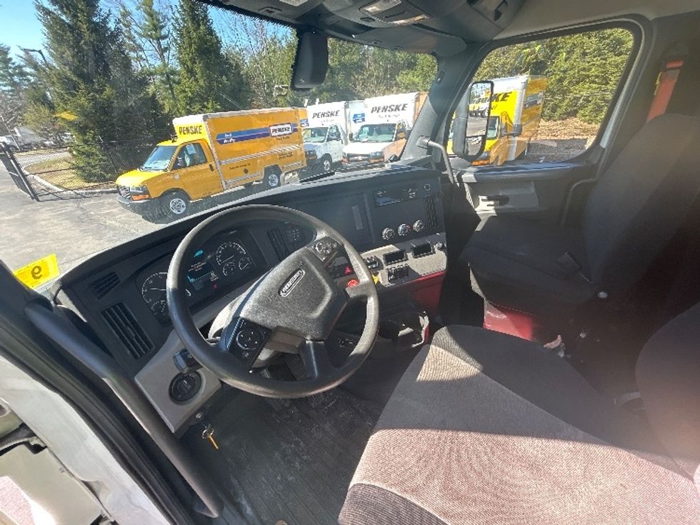 Day Cab Tractor-Heavy Duty Tractors-Freightliner-2019-T12664ST-Londonderry-NH-212,610\n\t\tmiles-$ 48,000 - Image 10