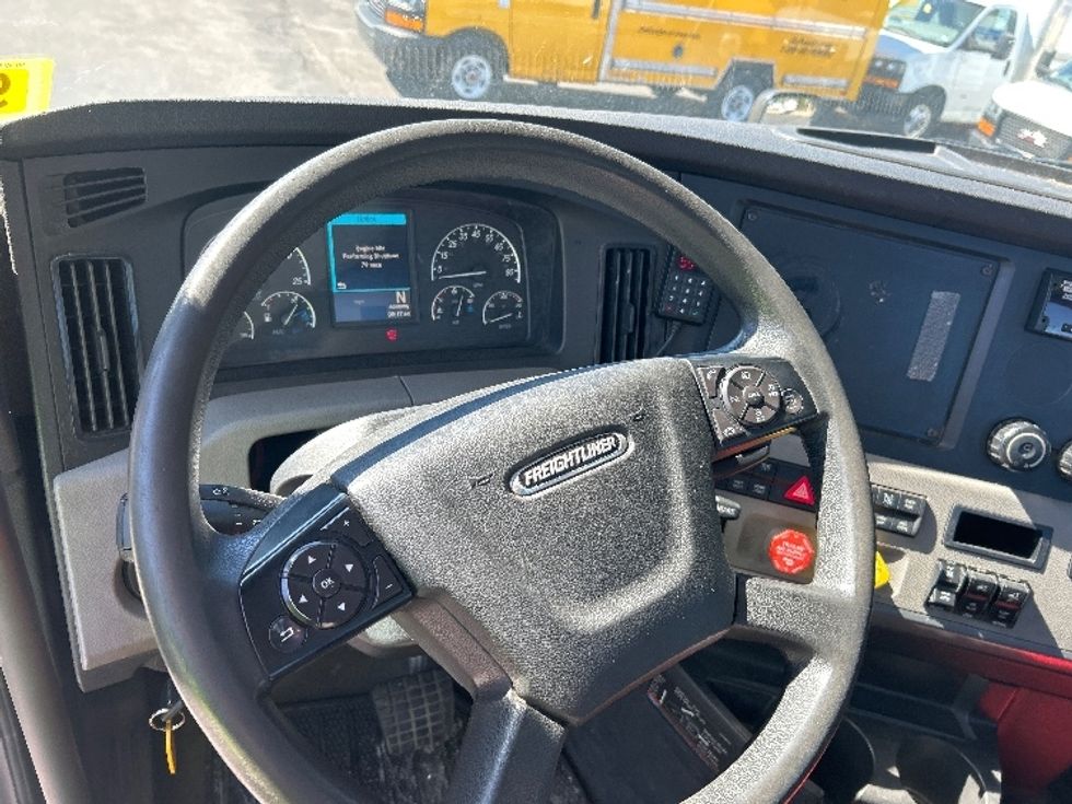 Day Cab Tractor-Heavy Duty Tractors-Freightliner-2019-T12664ST-Londonderry-NH-212,610\n\t\tmiles-$ 48,000 - Image 11