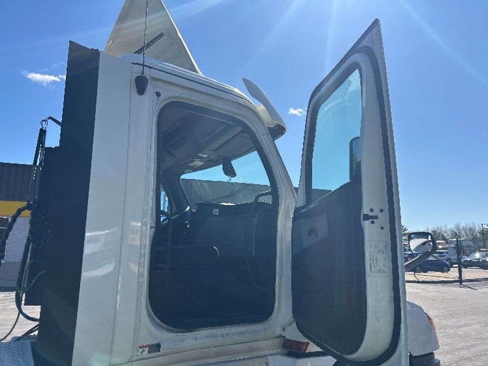 Day Cab Tractor-Heavy Duty Tractors-Freightliner-2019-T12664ST-Londonderry-NH-212,610\n\t\tmiles-$ 48,000 - Image 12