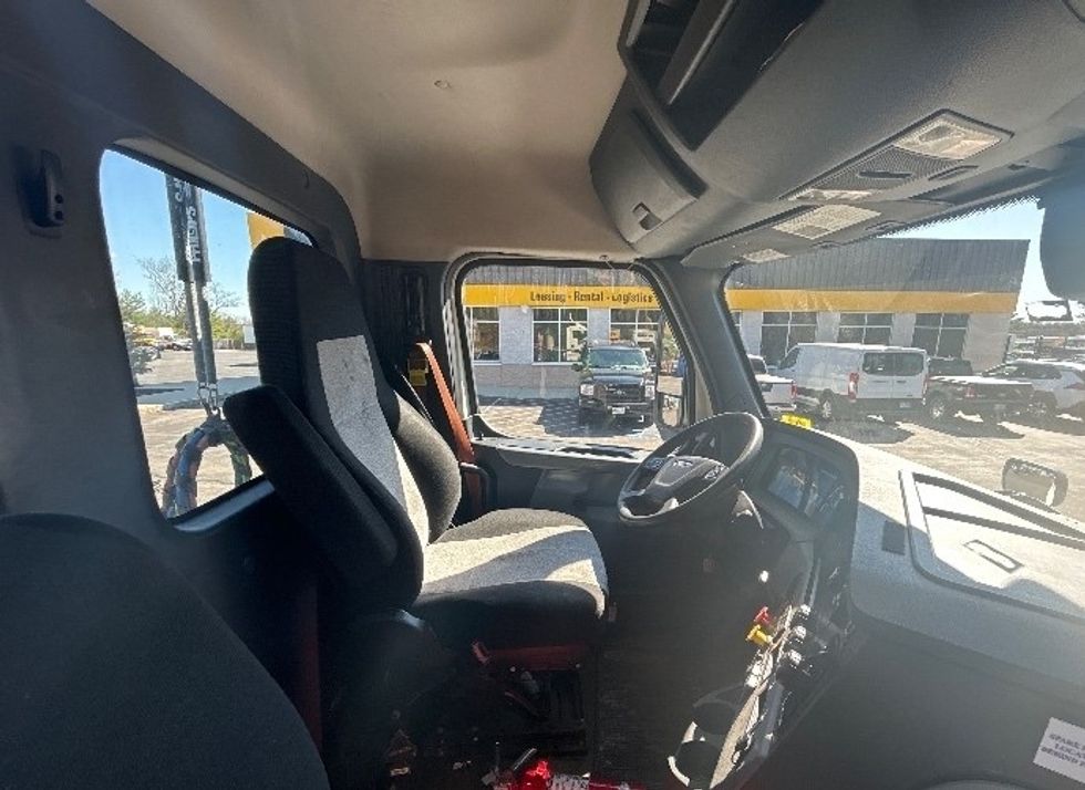 Day Cab Tractor-Heavy Duty Tractors-Freightliner-2019-T12664ST-Londonderry-NH-212,610\n\t\tmiles-$ 48,000 - Image 14
