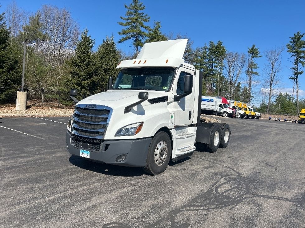 Day Cab Tractor-Heavy Duty Tractors-Freightliner-2019-T12664ST-Londonderry-NH-212,610\n\t\tmiles-$ 48,000 - Image 3