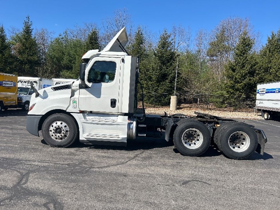 Day Cab Tractor-Heavy Duty Tractors-Freightliner-2019-T12664ST-Londonderry-NH-212,610\n\t\tmiles-$ 48,000 - Image 4