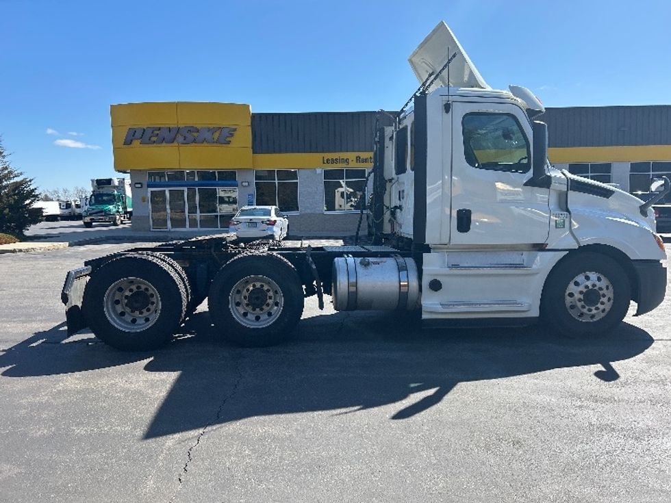 Day Cab Tractor-Heavy Duty Tractors-Freightliner-2019-T12664ST-Londonderry-NH-212,610\n\t\tmiles-$ 48,000 - Image 8