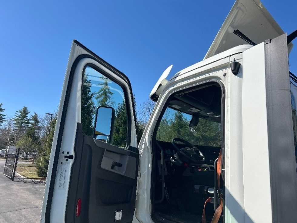 Day Cab Tractor-Heavy Duty Tractors-Freightliner-2019-T12664ST-Londonderry-NH-212,610\n\t\tmiles-$ 48,000 - Image 9