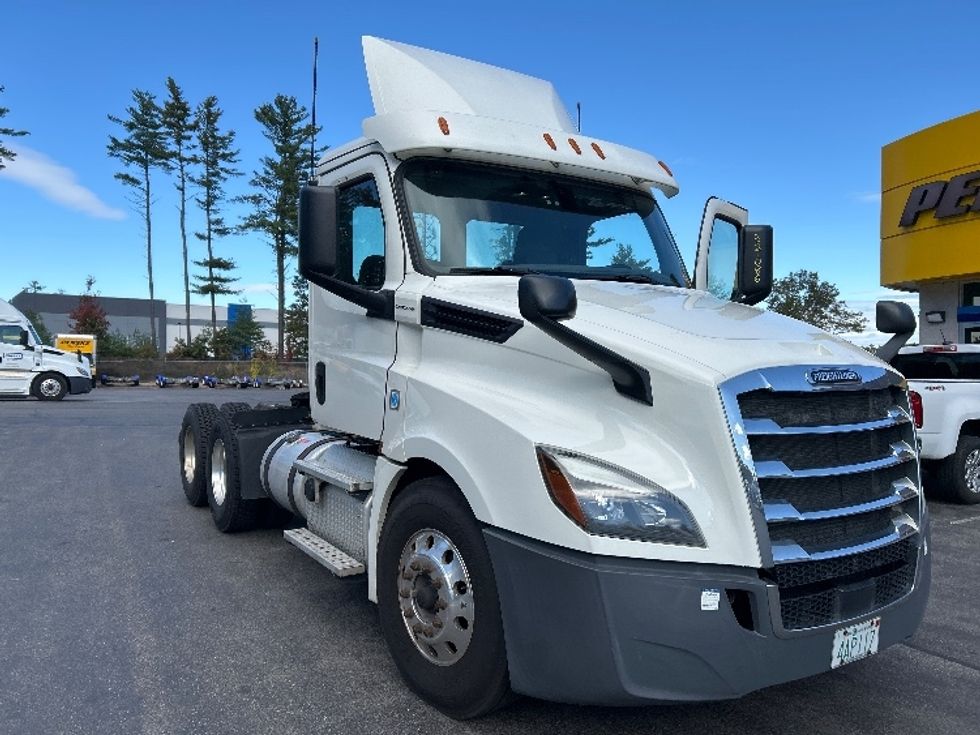 Day Cab Tractor-Heavy Duty Tractors-Freightliner-2019-T12664ST-Londonderry-NH-236,465\n\t\tmiles-$ 48,750 - Image 1