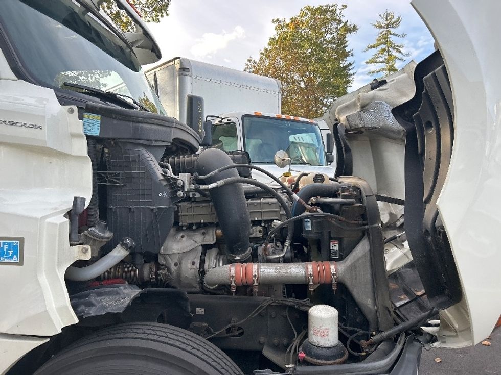 Day Cab Tractor-Heavy Duty Tractors-Freightliner-2019-T12664ST-Londonderry-NH-236,465\n\t\tmiles-$ 48,750 - Image 15