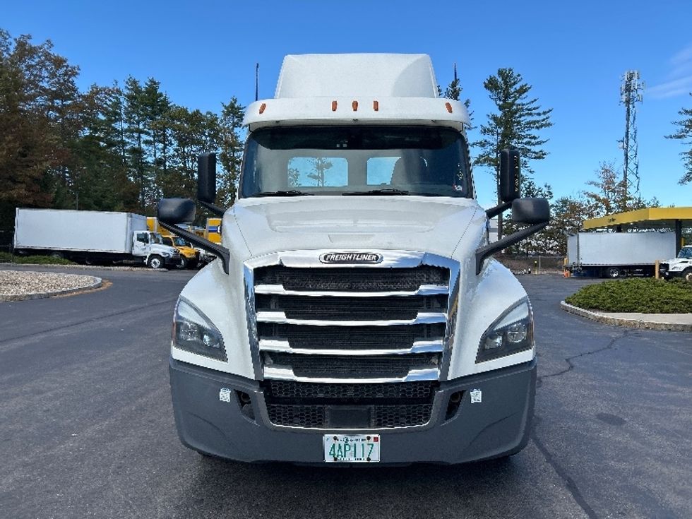 Day Cab Tractor-Heavy Duty Tractors-Freightliner-2019-T12664ST-Londonderry-NH-236,465\n\t\tmiles-$ 48,750 - Image 2