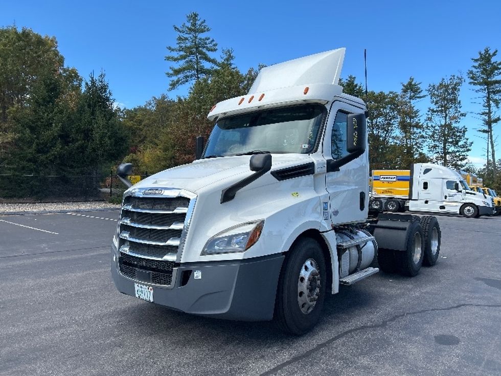 Day Cab Tractor-Heavy Duty Tractors-Freightliner-2019-T12664ST-Londonderry-NH-236,465\n\t\tmiles-$ 48,750 - Image 3