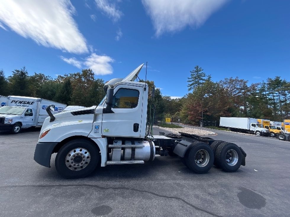 Day Cab Tractor-Heavy Duty Tractors-Freightliner-2019-T12664ST-Londonderry-NH-236,465\n\t\tmiles-$ 48,750 - Image 4