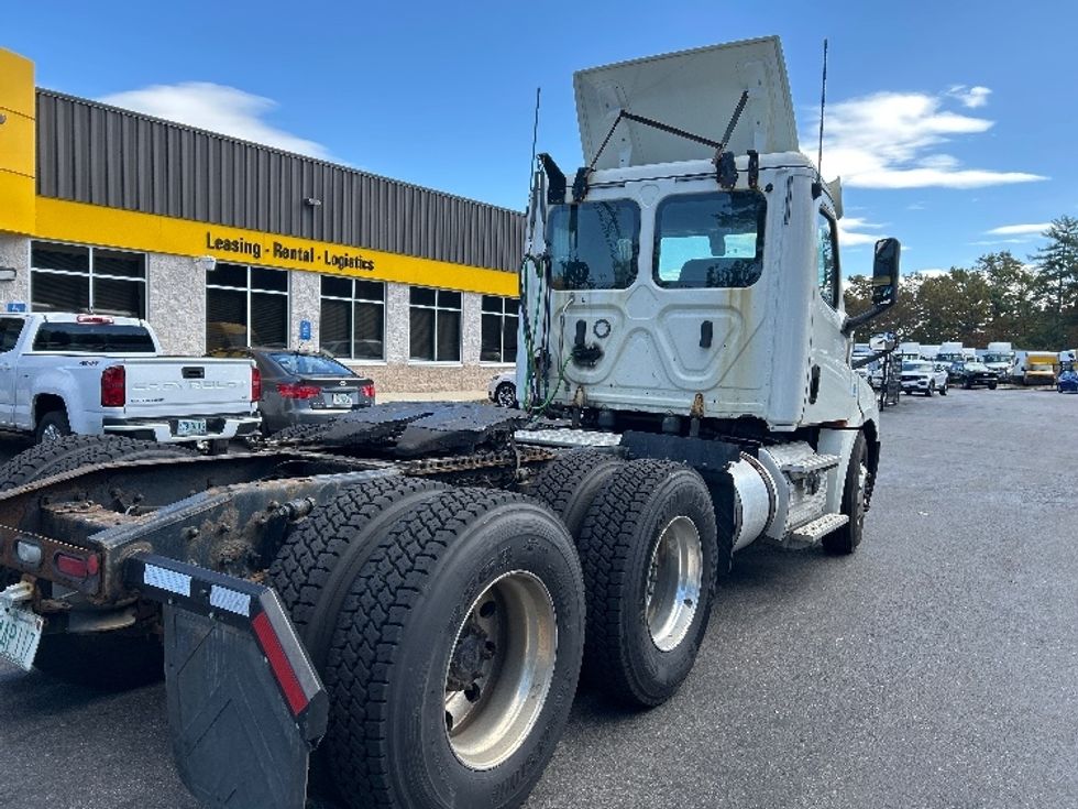 Day Cab Tractor-Heavy Duty Tractors-Freightliner-2019-T12664ST-Londonderry-NH-236,465\n\t\tmiles-$ 48,750 - Image 7