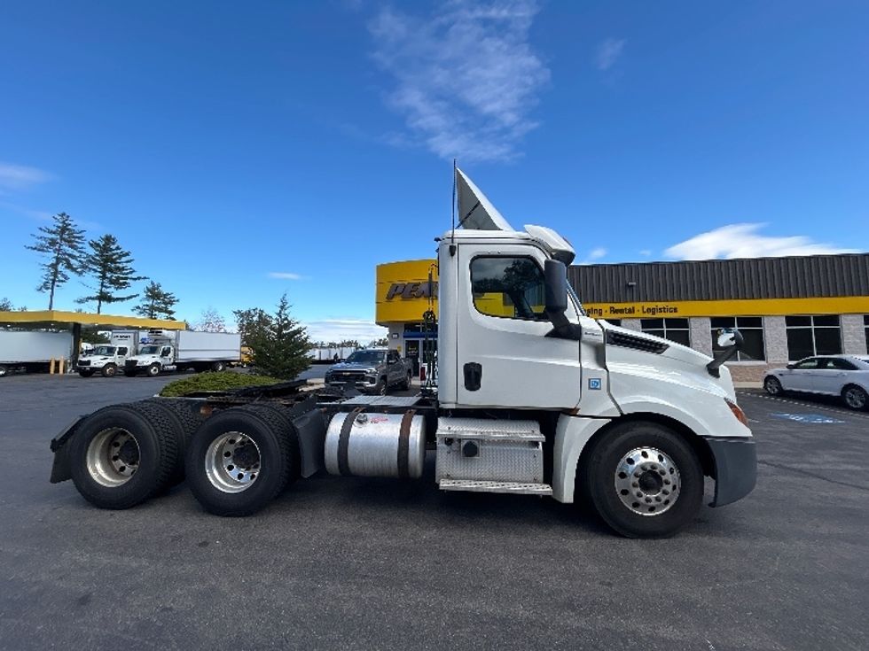 Day Cab Tractor-Heavy Duty Tractors-Freightliner-2019-T12664ST-Londonderry-NH-236,465\n\t\tmiles-$ 48,750 - Image 8
