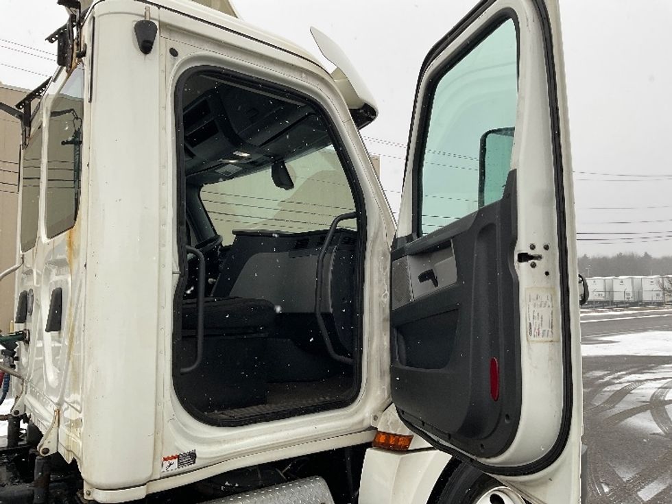 Day Cab Tractor-Heavy Duty Tractors-Freightliner-2019-T12664ST-Londonderry-NH-237,167\n\t\tmiles-$ 47,250 - Image 12